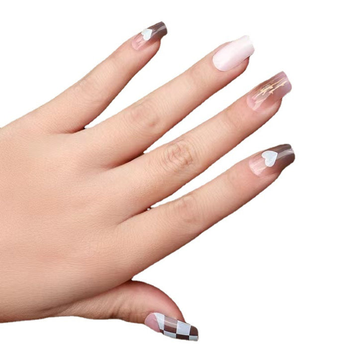 Künstlerisches Herzdesign Nagelverlängerungen Karnz