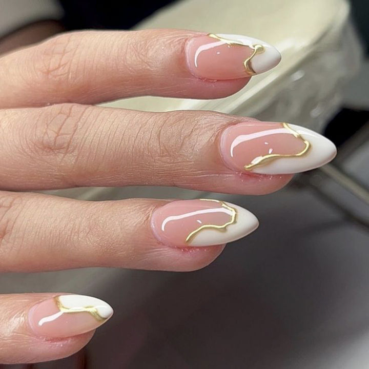 Elegante Kunstnägel mit Goldakzenten Karnz