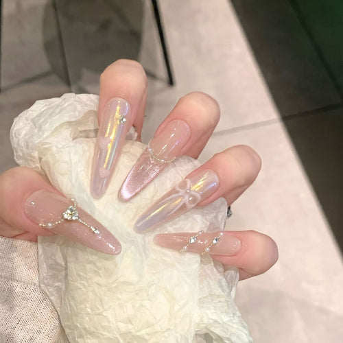 Premium dekorative Press-On Nagelset mit eleganten Edelsteindekoren Karnz