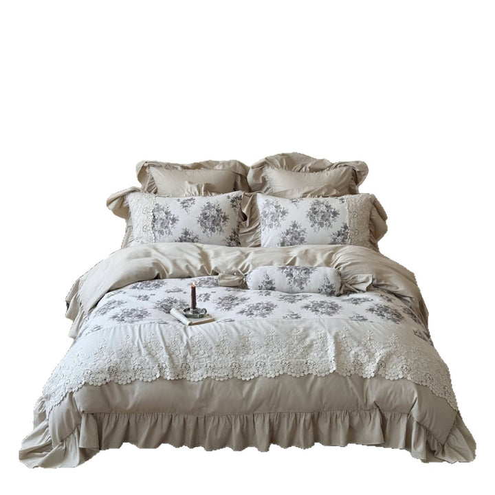 Bettwäschegarnitur im französischen Landhausstil mit Spitzenborte, Rüschenbettrock und dezenter Toile‑Blumenoptik