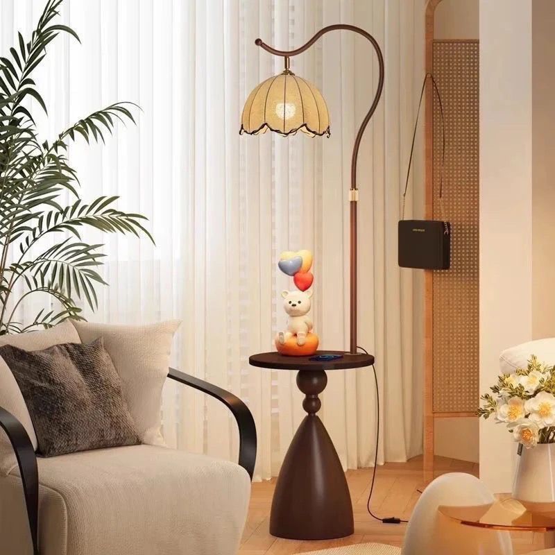 Moderne Stehlampe mit integriertem Beistelltisch