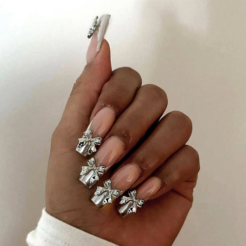 Exquisite Nagelkunst mit Schmuckelementen Karnz