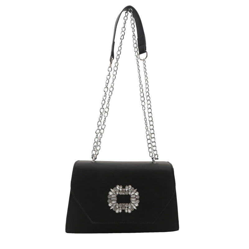 Elegante Handtasche mit Kettendetail für den Abend