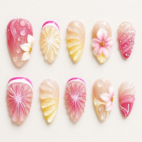 Kunstnagelset mit eleganten floralen Details und Glitzereffekten Karnz