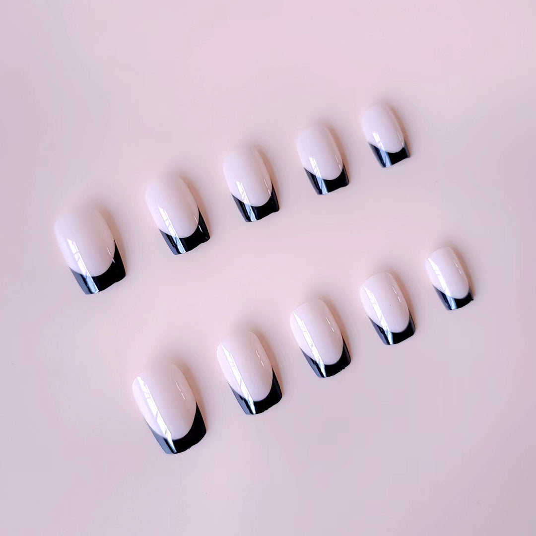 Kunstnagelset mit eleganten französischen Spitzen und mattem Finish Karnz
