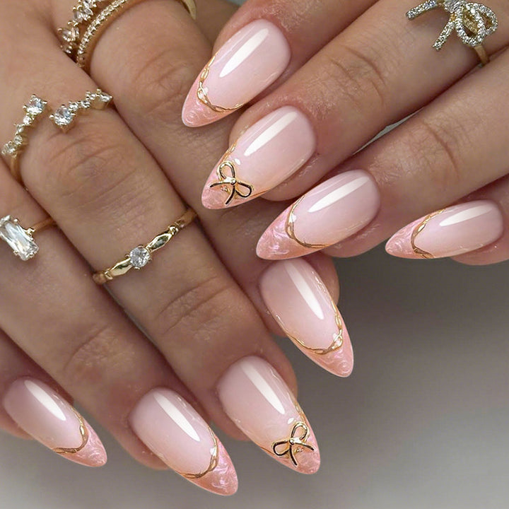 Kreatives Stiletto Kunstnagelset mit Goldverzierungen und transparentem Finish Karnz