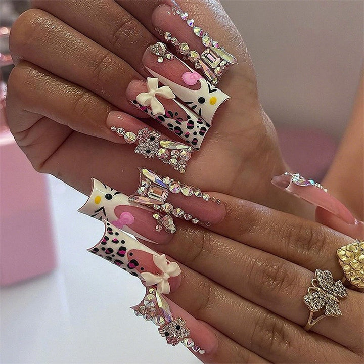Glamouröses Kunstnagelset mit funkelnden Strassverzierungen und kreativen Tiermotiven Karnz