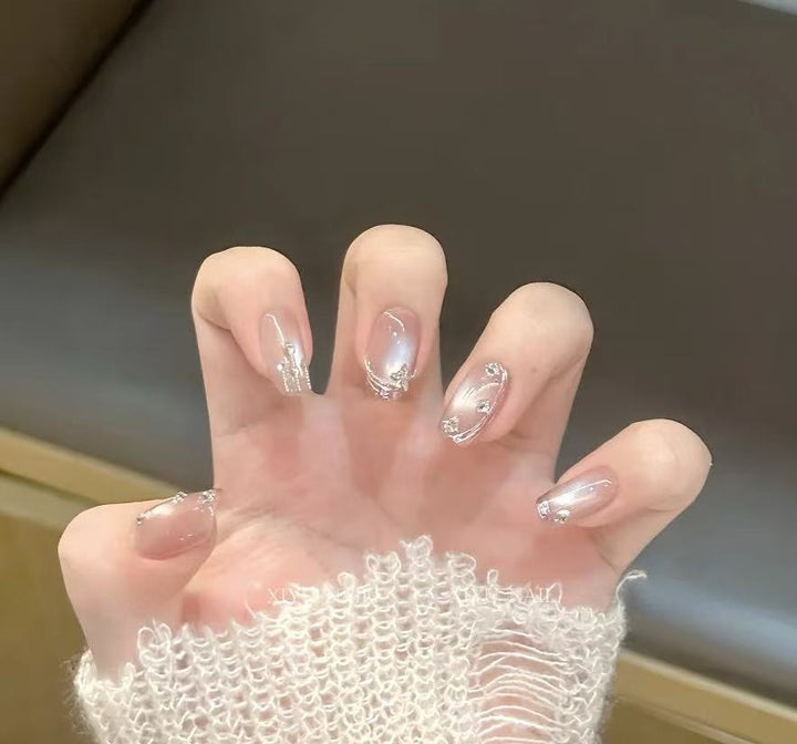 Kunstnägel mit Glamourösen Strass-Design Karnz