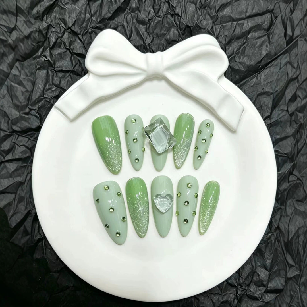Glamouröses Press-On Nagelkunstset mit Kristallakzenten