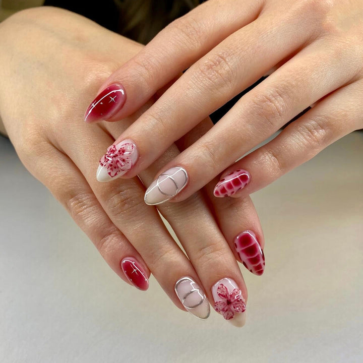 Kunstnägel mit floralen Akzenten und modernen Mustern Karnz