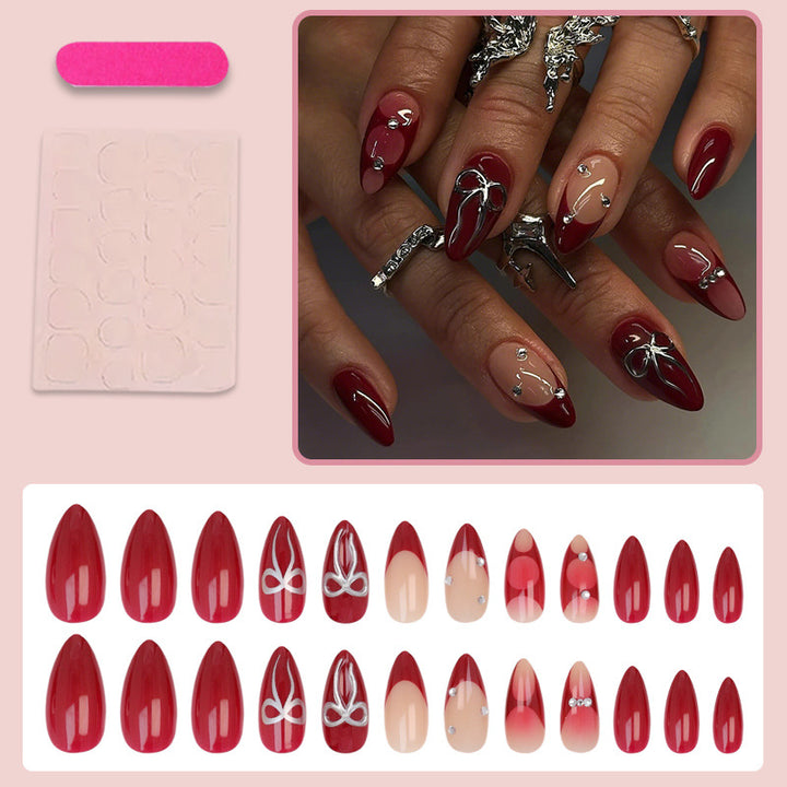 Kunstnagelset mit luxuriösen Glitzer- und Edelsteinverzierungen Karnz