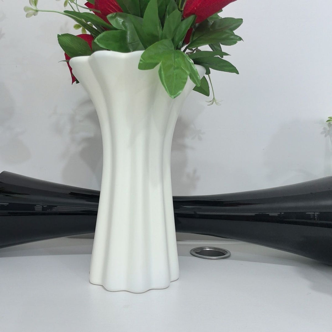 Skulptierte dekorative Blumenvase Karnz