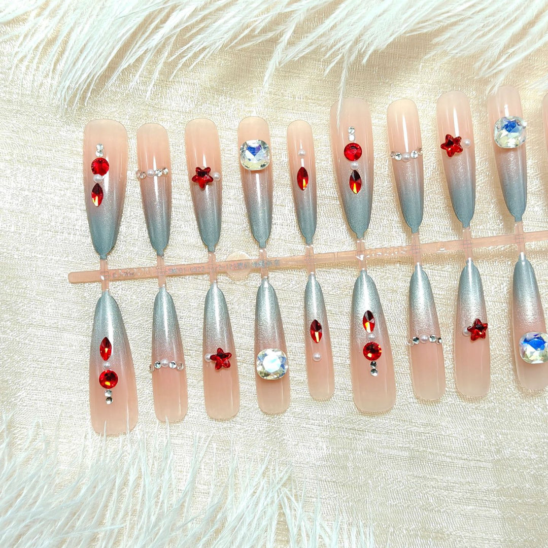 Kunstnägel mit Glamourösem Design und Funkelnden Akzenten Karnz
