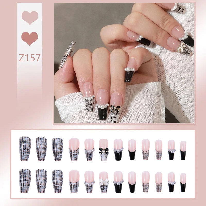 Kunstnagelset mit eleganten Glitzerverzierungen und schimmernden Akzenten Karnz