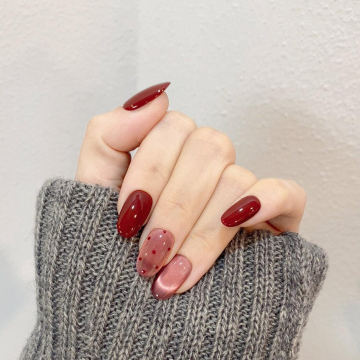 Künstliche Nagelspitzen mit Kreativen Punkten und Hochglanz Karnz