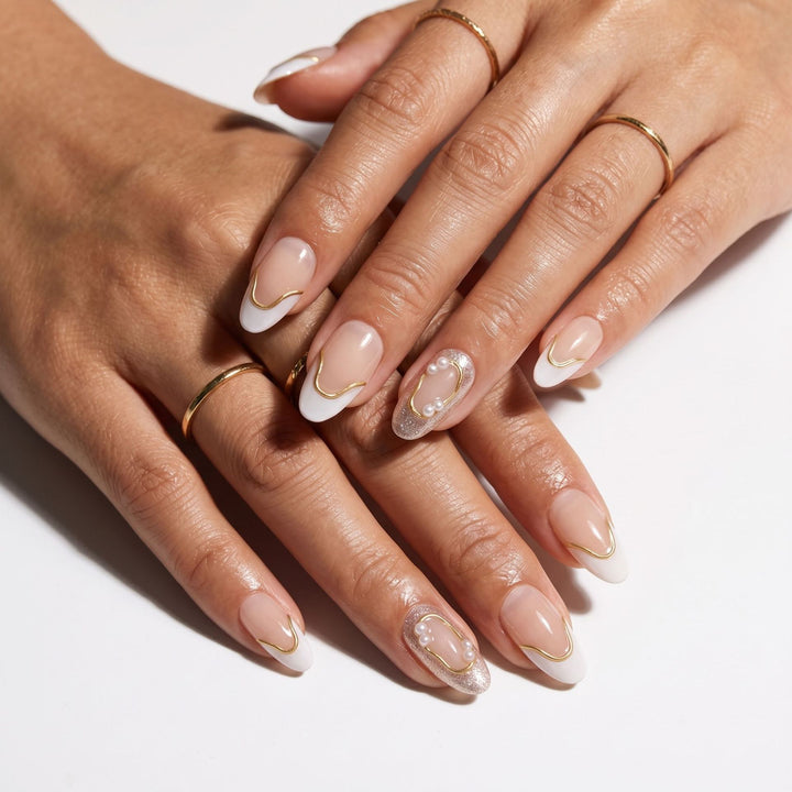 Elegante Gold-Accent Press-On Nagelkunst Karnz
