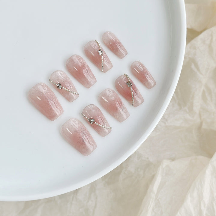 Elegantes dekoratives Press-On-Nagelset mit Strassakzenten