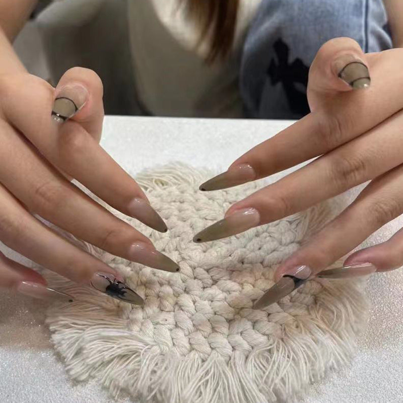 Künstlerisches Stiletto Press-On Nagelset mit filigranem Spinnen Design Karnz