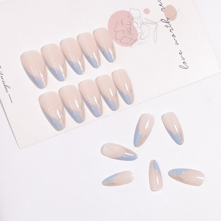 Künstlerisches Press-On Nageldesign mit eleganten floralen Akzenten Karnz