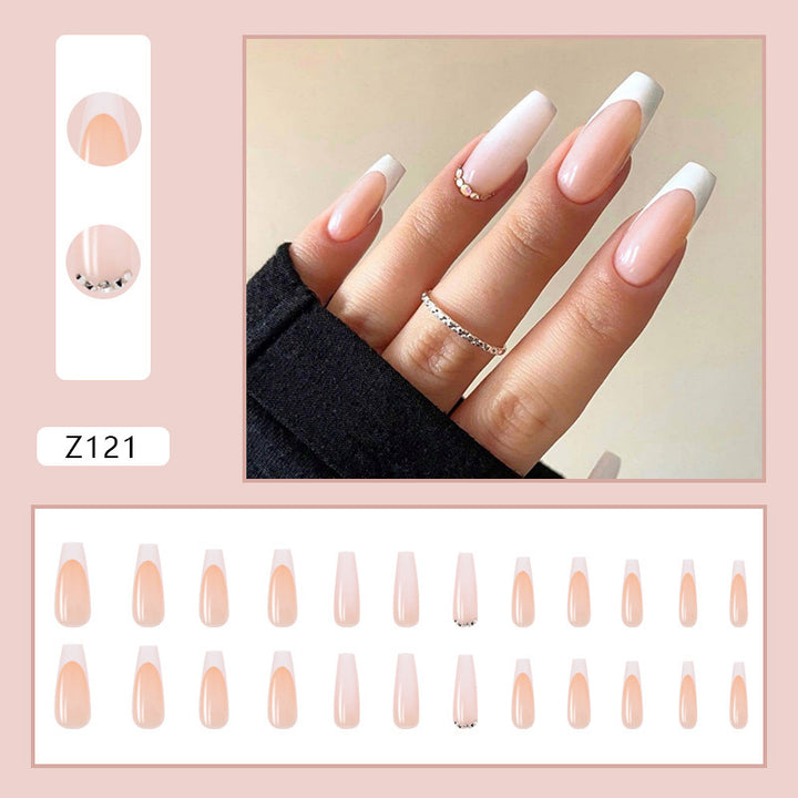 Elegantes Kunstnagelset mit Hochglanz- und French-Spitzen Karnz