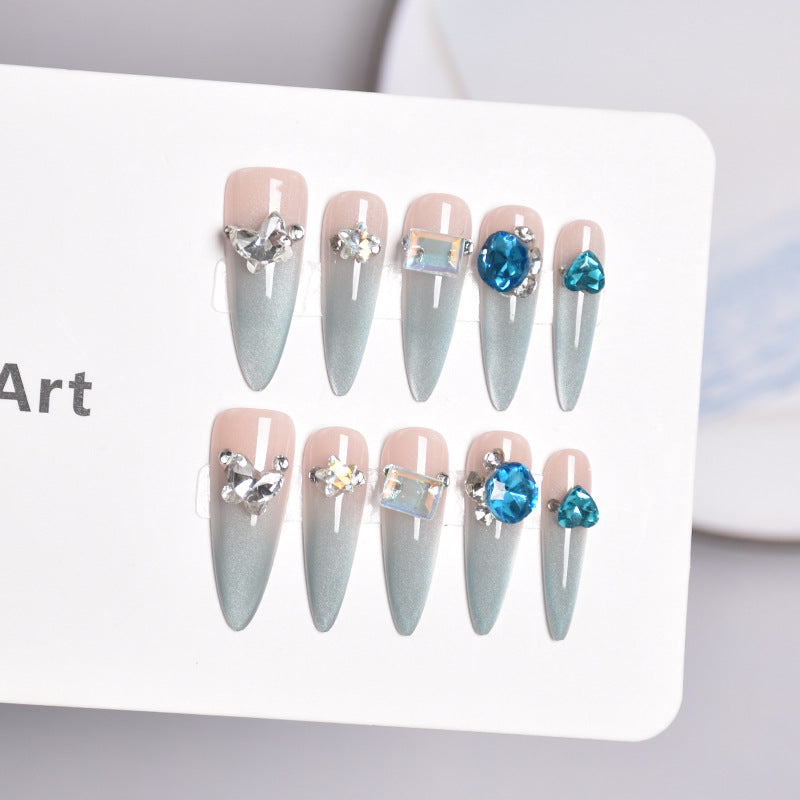 Glamouröse Stiletto-Nagelerweiterungen mit Kristallen Karnz