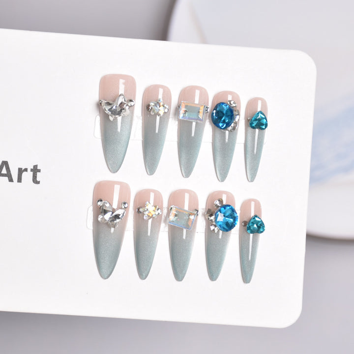 Glamouröse Stiletto-Nagelerweiterungen mit Kristallen Karnz