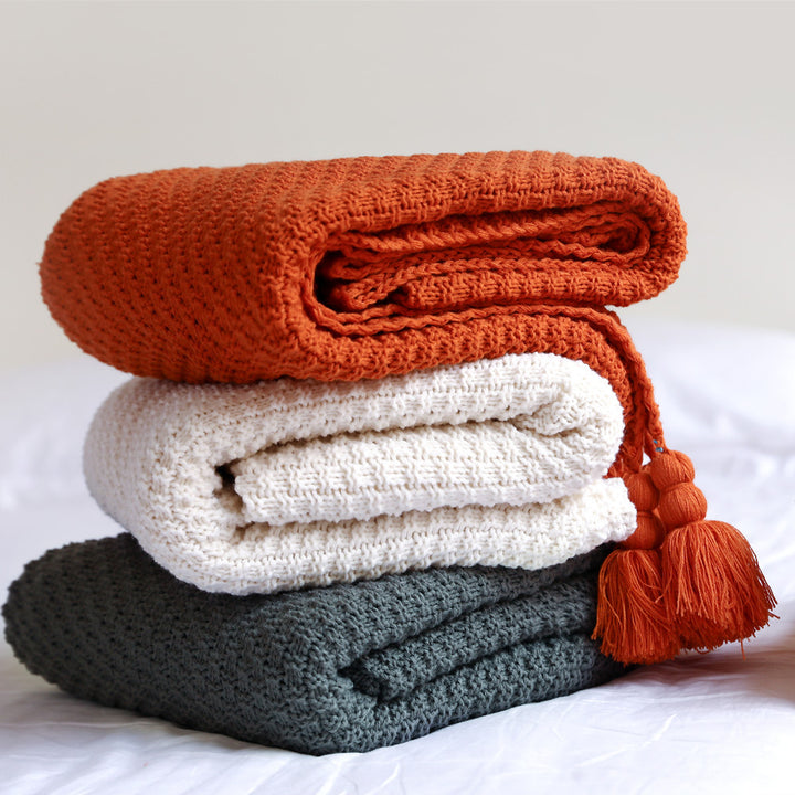 Strukturierte Strickwurfdecke