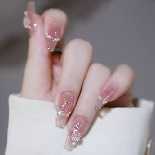 Kunstfingernägel mit Herz-Design und Glitzerakzenten Karnz