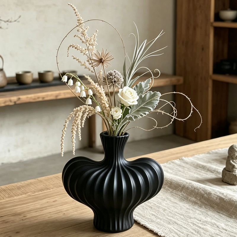 Skulptierte gerippte dekorative Vase Karnz