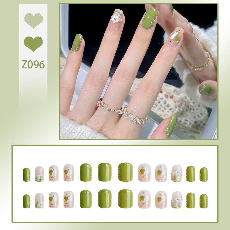 Kunstnagelset mit eleganten Glitzerverzierungen und schimmernden Akzenten Karnz