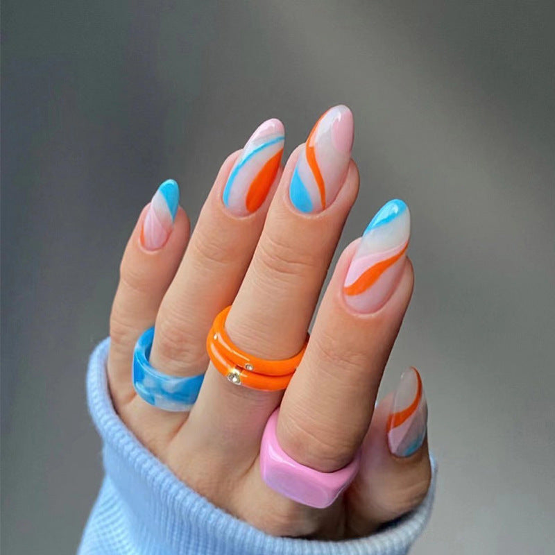 Kreative Nagelkunst mit Wellenmuster Karnz