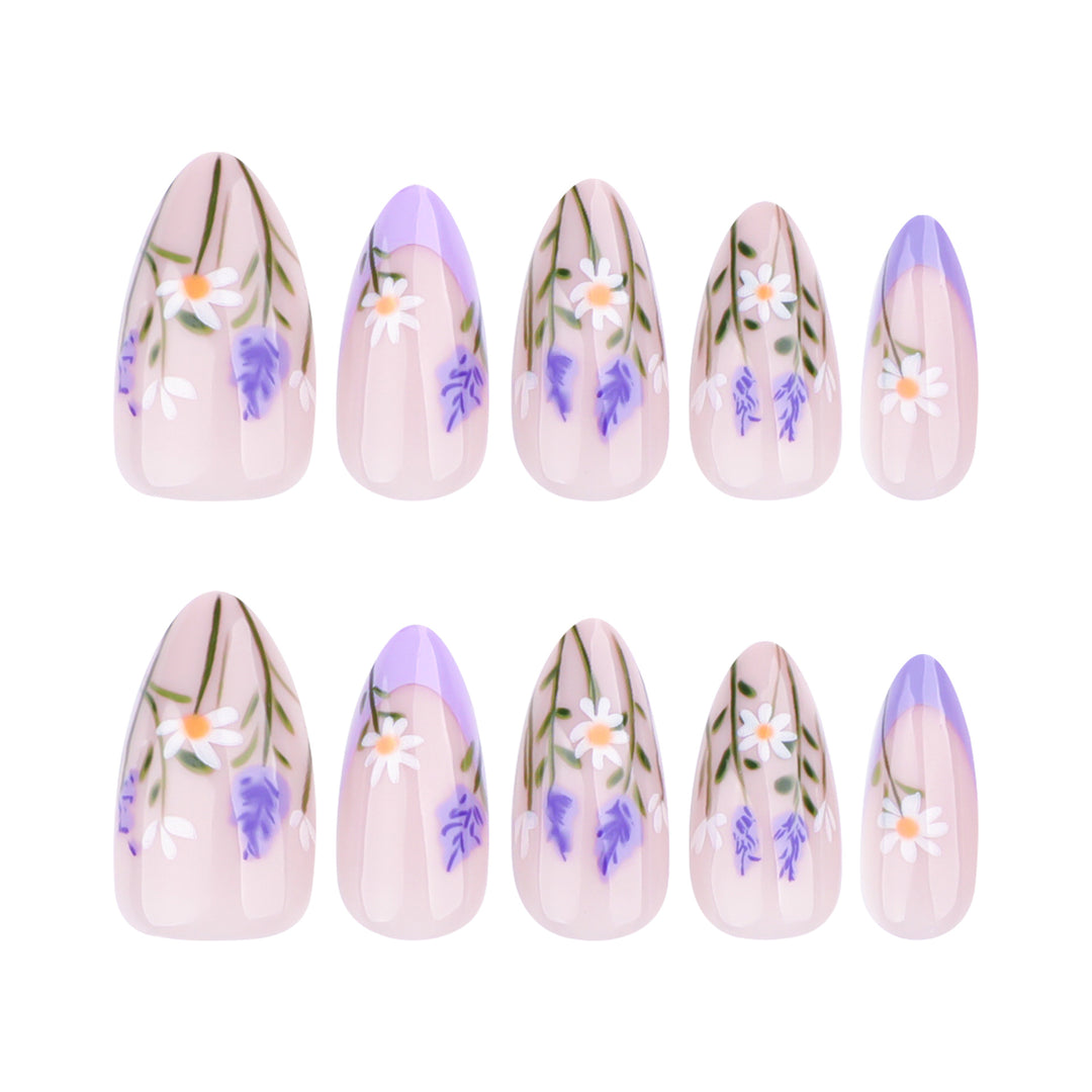 Kunstvolle Nagelkunst mit zarten Blumenverzierungen Karnz