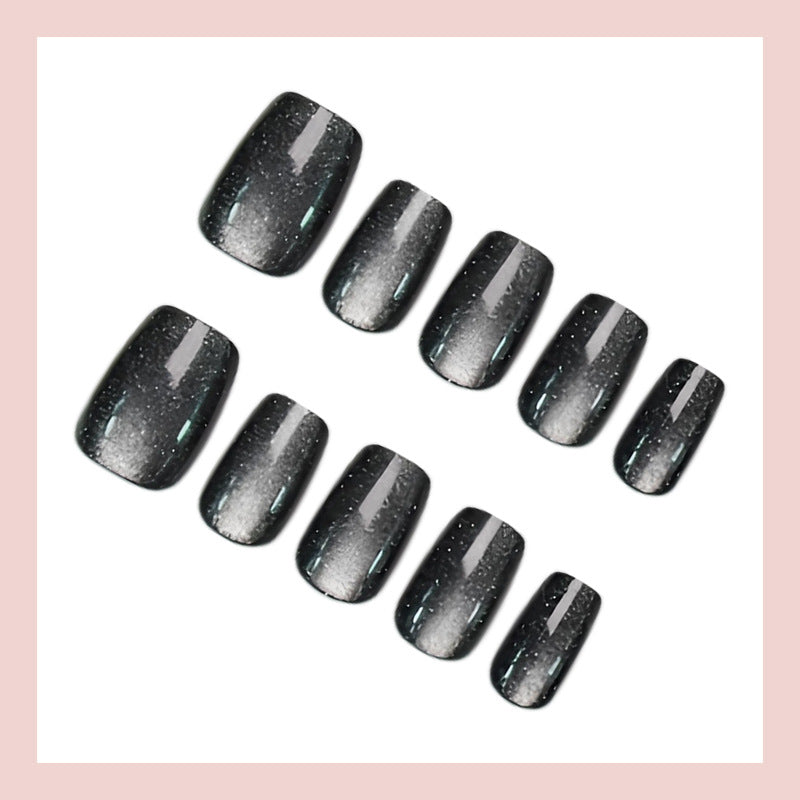 Kunstnagelset mit Glamourösen Glitzerakzenten Karnz