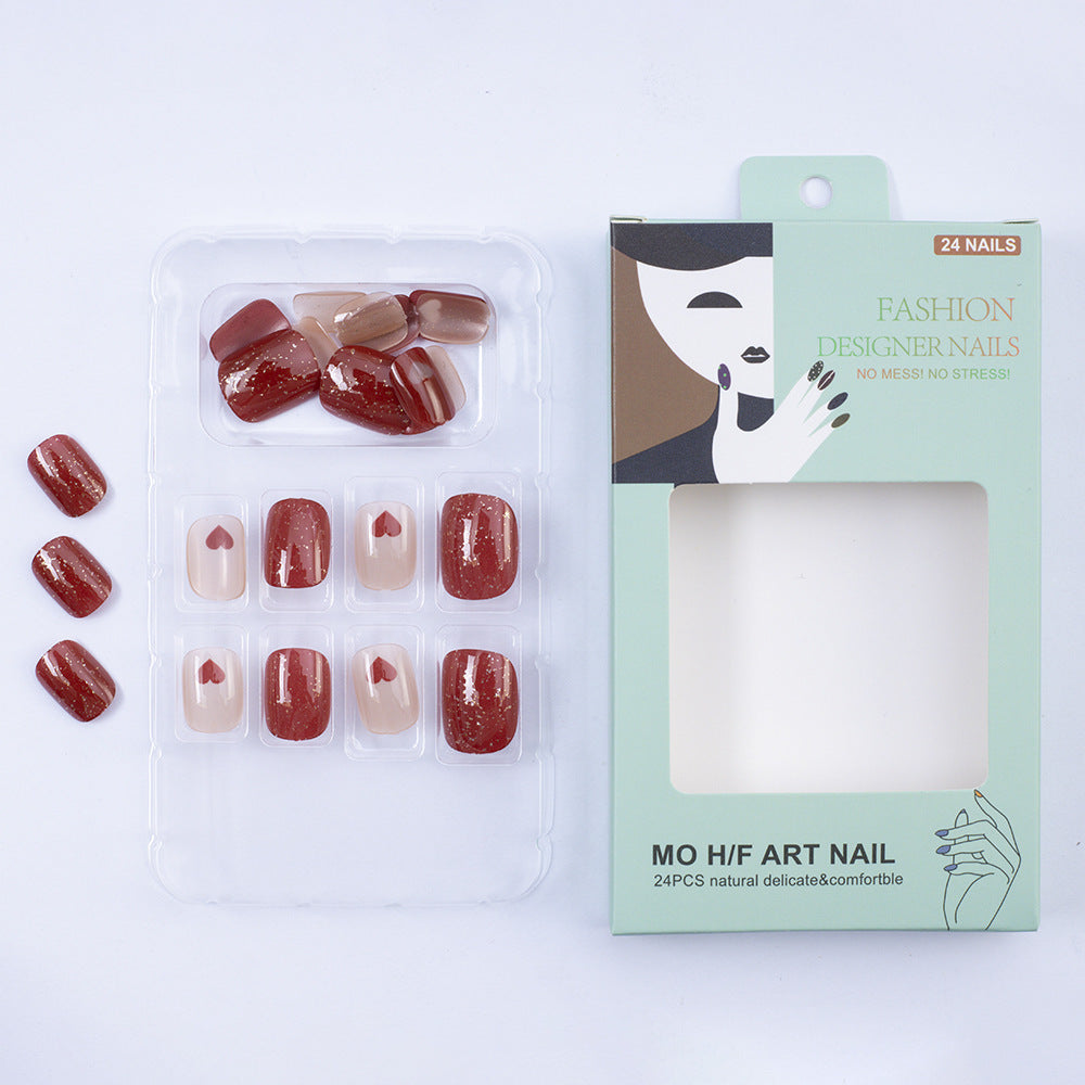 Kunstnagelset mit Herzmotiven und Glitzer Karnz