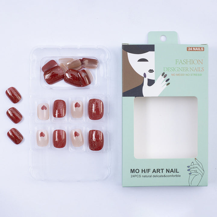 Kunstnagelset mit Herzmotiven und Glitzer Karnz