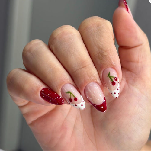 Kunstvolle Nagelverlängerungen mit fruchtigem Kirschdesign Karnz