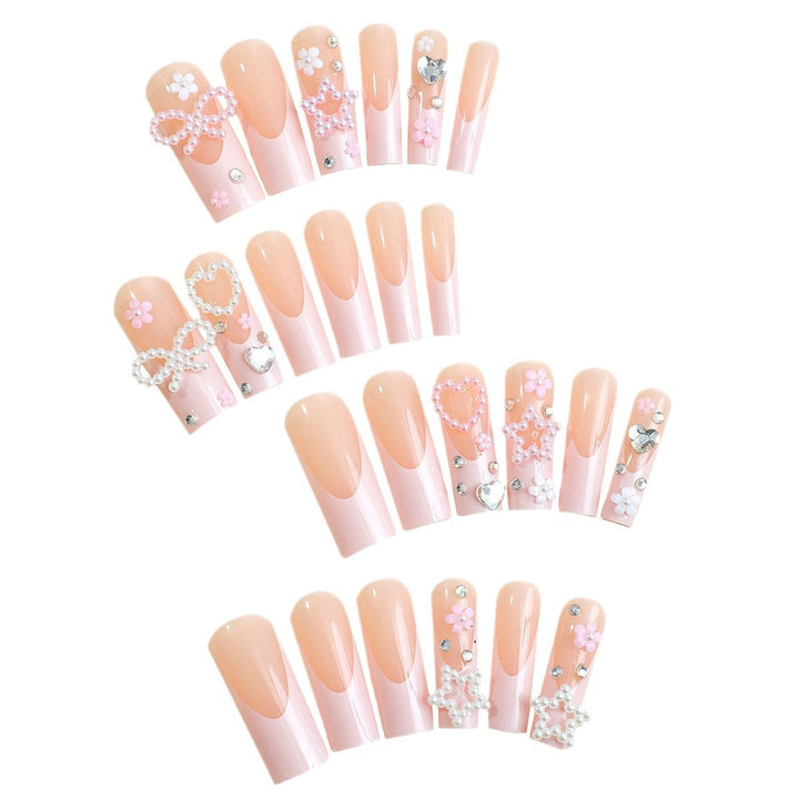 Glamouröses Kunstnageldesign mit goldenen Akzenten Karnz