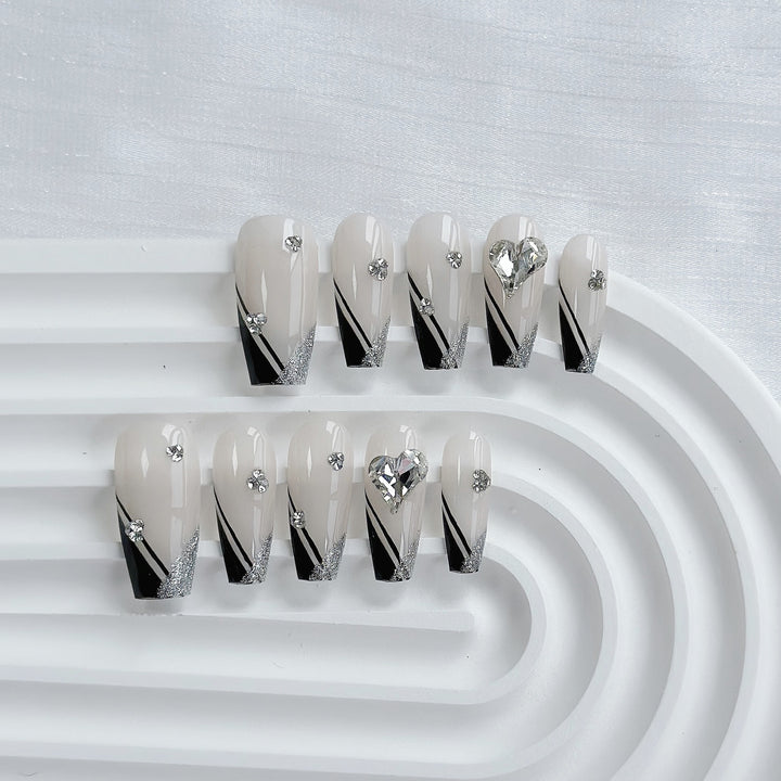Künstlerisches Press-On Nagelkunstset mit Herz- und himmlischen Designs