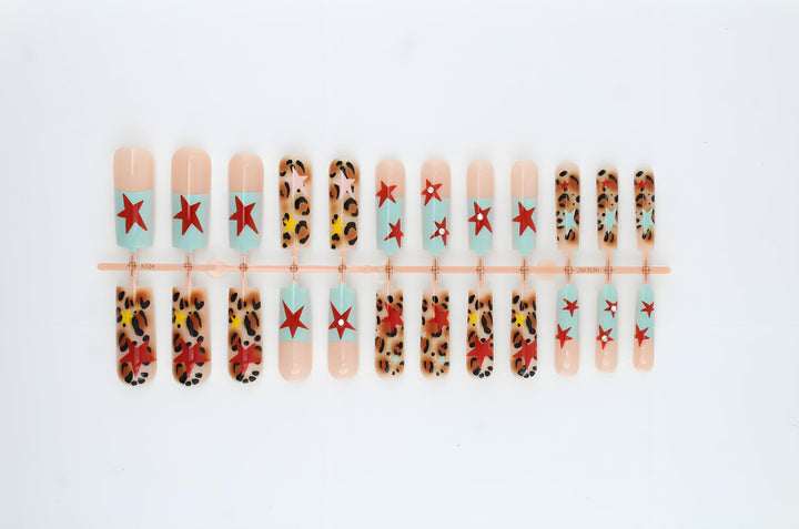 Kunstnagelset mit trendigem Leoparden- und Sternendesign Karnz