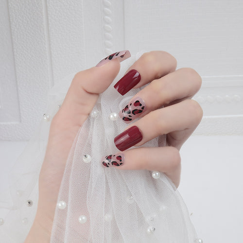 Künstlerisches kurzes Press-On-Nagelset mit Leopardenmuster und glänzendem Finish Karnz