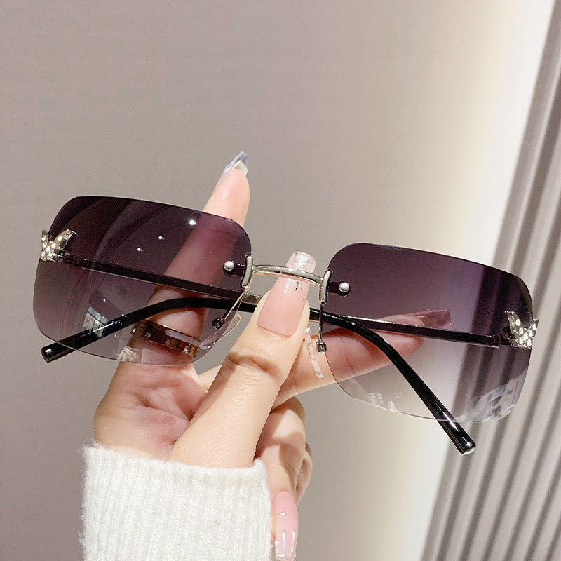 Damen Modische Sonnenbrille mit einzigartigem Rahmen und luxuriösen Akzenten Karnz