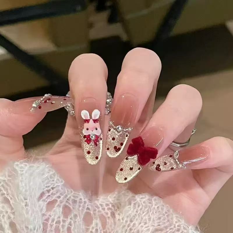 Künstlerische Stiletto Press-On Nagelkunst mit schimmernden Akzenten Karnz