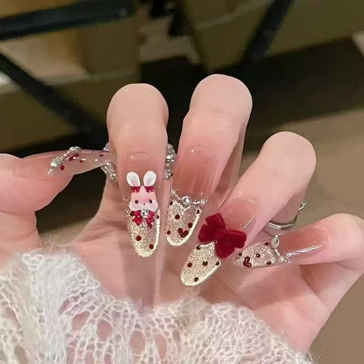 Künstlerische Stiletto Press-On Nagelkunst mit schimmernden Akzenten Karnz