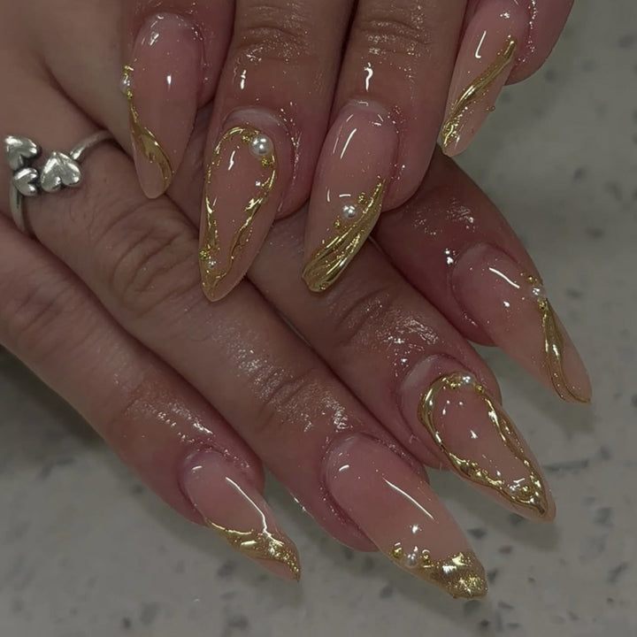 Elegante Nagelkunst im maritime Design mit Glitzer und 3D-Akzenten Karnz