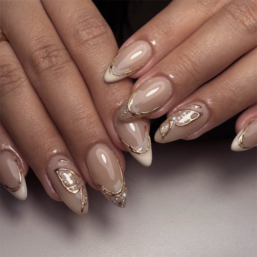 Elegante Stiletto-Nägel mit Glitzer- und Spitzenverzierungen Karnz