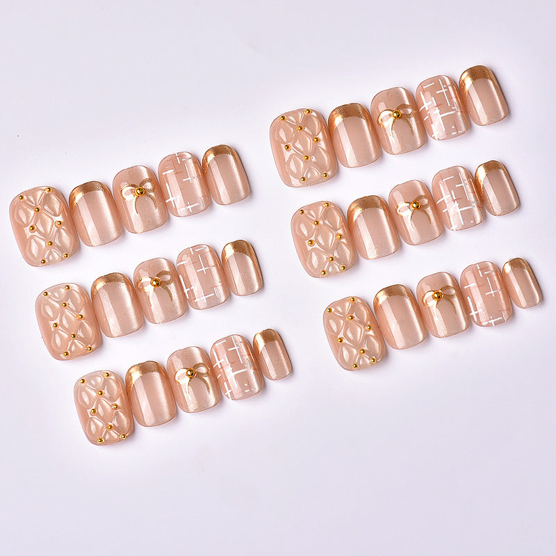 Dekorativer Gold-Akzent Press-On Nagelkunst Set Karnz