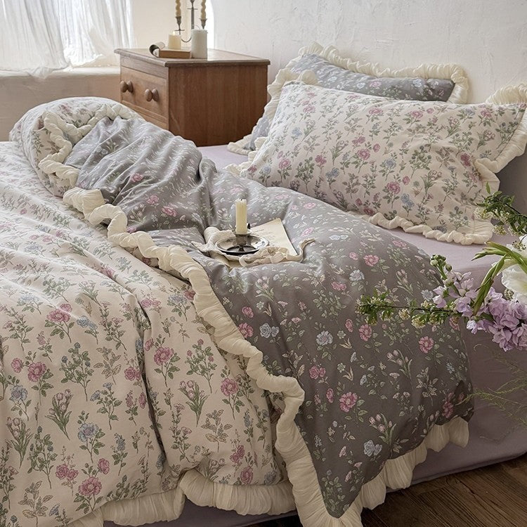 Wendbare Steppdecke im Vintage‑Botanik‑Design mit Volant und passenden Kissenbezügen