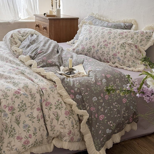 Wendbare Steppdecke im Vintage‑Botanik‑Design mit Volant und passenden Kissenbezügen