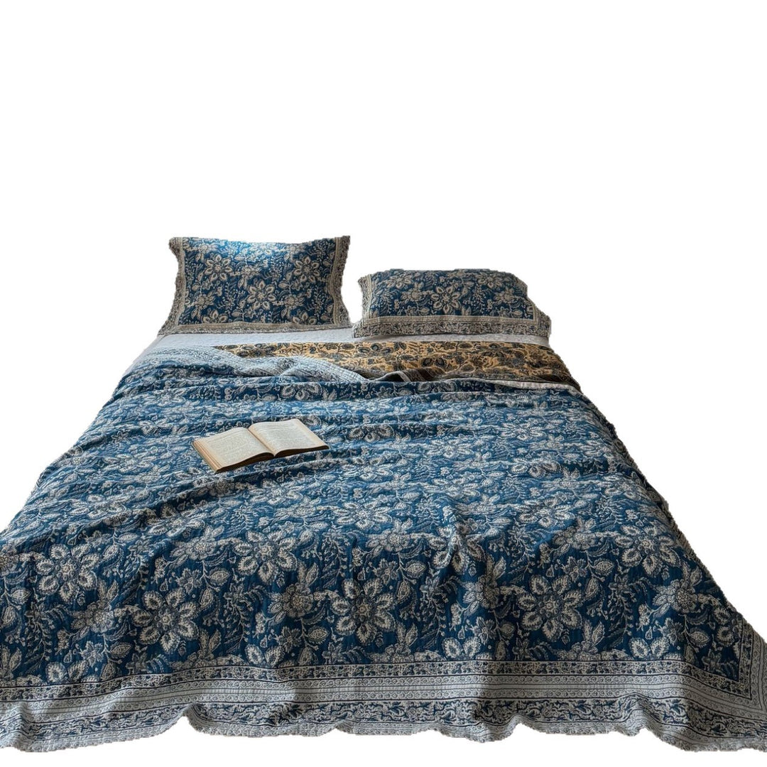 Handgefertigte florale Kantha-Stil Baumwoll-Decke mit passenden Kissenbezügen