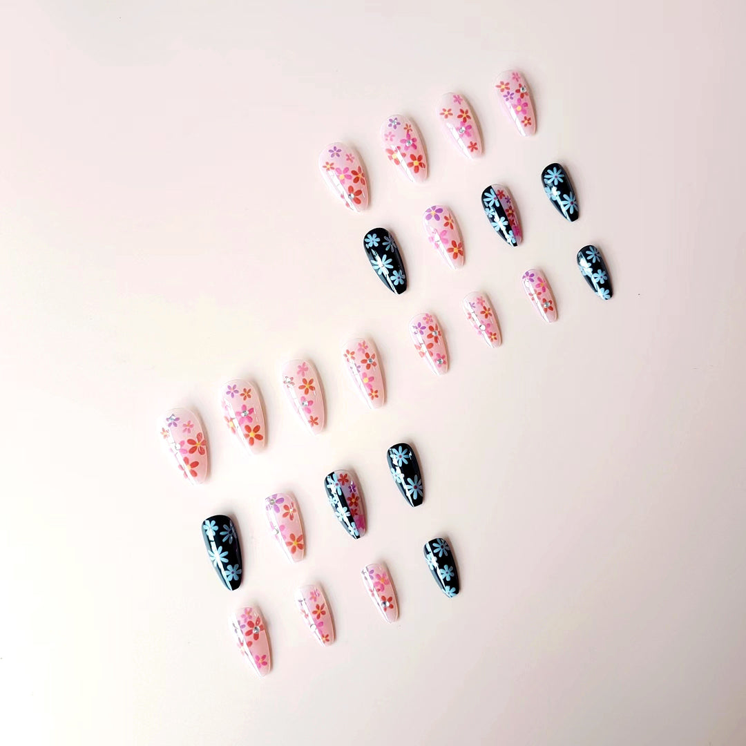 Kunstnagelset mit blumigen 3D-Verzierungen und Glitzer-Akzenten Karnz